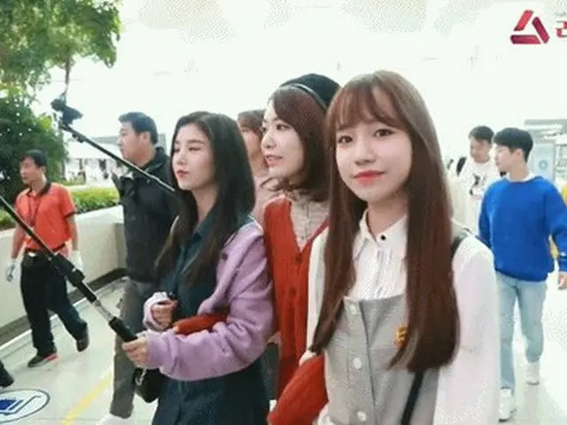 セルフカメラを持って日本に向かうIZONE