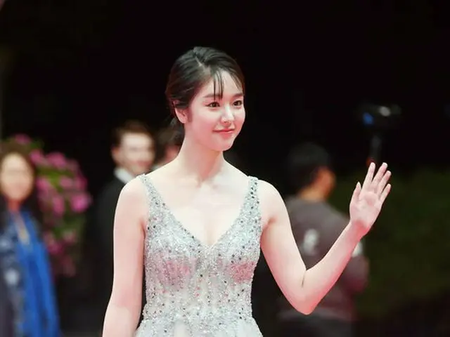 韓国でも活動する唐田えりか、釜山国際映画祭レッドカーペットに登場