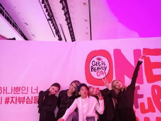 【g公式】f(x)_Amber、ダンサーのお姉さんたちと愉快な写真を公開。