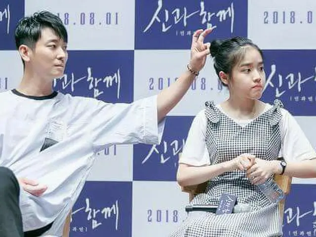 俳優チュ・ジフン、女優キム・ヒャンギにいたずらする子どもっぽい様子をキャッチされる