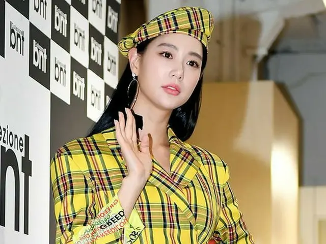 女優クララ、ソウル市内でおこなわれたファッションブランドのオープン記念フォトコールに参加