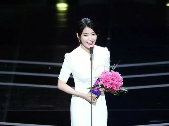 IU(アイユー)、「2018 APAN STAR AWARDS」で中編ドラマ女性最優秀演技賞を受賞