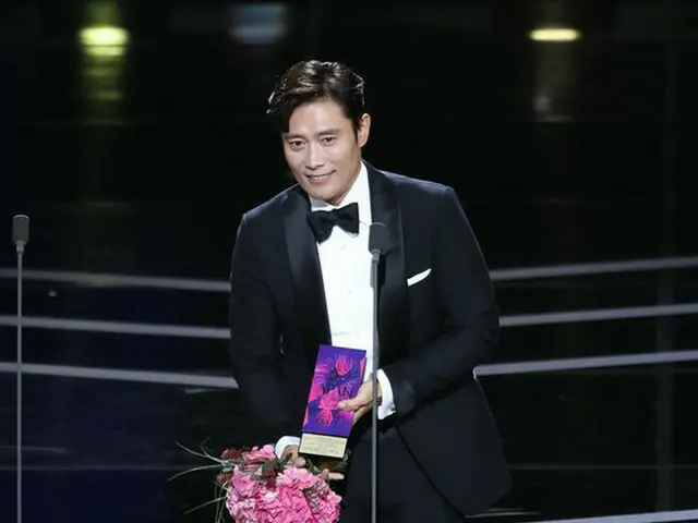 俳優イ・ビョンホン、「2018 APAN STAR AWARDS」で大賞を受賞