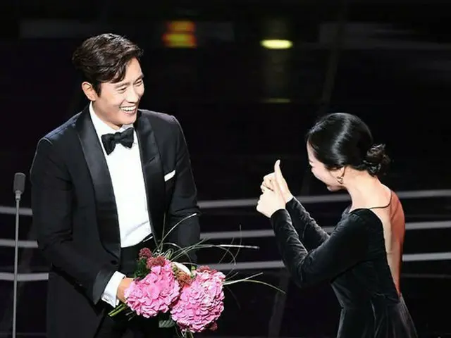 女優キム・ミンジョン、ドラマ「ミスター・サンシャイン」で共演した俳優イ・ビョンホンの大賞受賞を祝う。