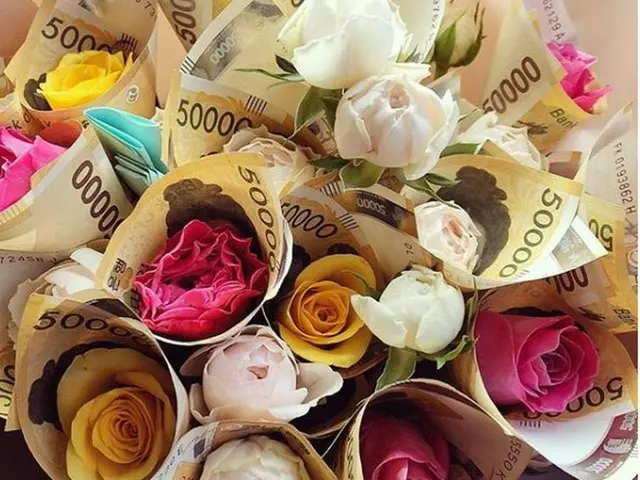 ヒョナ、母親の誕生日に”札の花束”をプレゼント！？SNSで公開した花束は”紙幣花束”