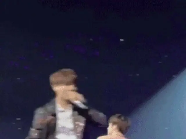 防弾少年団 JUNG KOOK、パリ公演中に失神したファンのために走って水を渡す姿が話題
