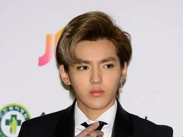 元EXO KRIS、出演した中国の番組で突然EXOの曲が流れ、慌てた表情。