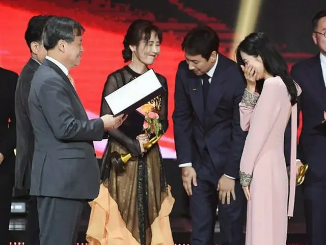 女優ソン・イェジン、2018大韓民国大衆文化芸術賞授賞式で国務総理表彰を受賞