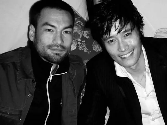 俳優イ・ビョンホン、デヴィッド・リー・マキニスとの過去写真を公開
