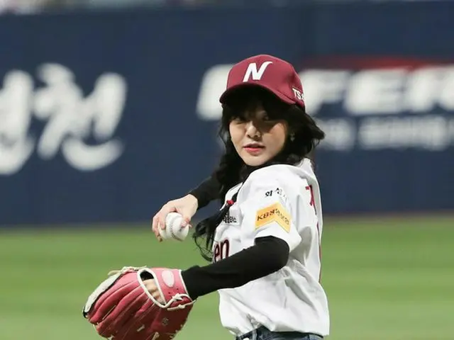 AOA ジミン、韓国プロ野球プレーオフ ネクセン・ヒーローズ X SKワイバーンズの第三戦で始球式に登場