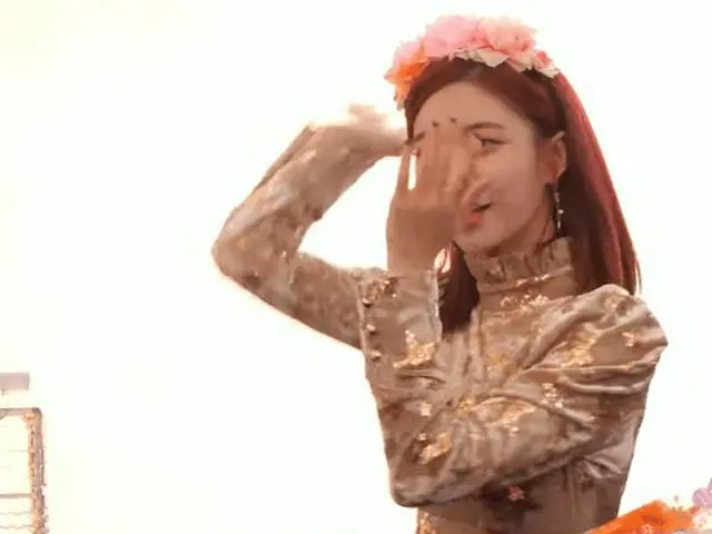 OH MY GIRL ビニ、セクシーな決めポーズからのキュートな照れ笑い