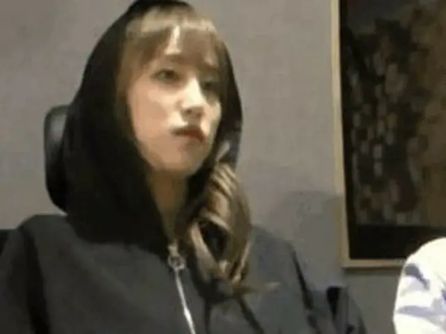 ポケットを探すのに手こずるIZ*ONE チェ・イェナ