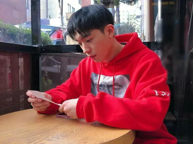 【G公式】TEENTOP、領収書を眺める寂しそうな目をしたチャンジョの写真を公開。