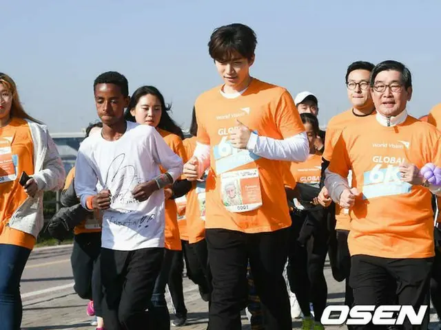 2PM ジュノ、マラソン「2018 Global 6K for Warter」でワールドビジョン広報大使としてアフリカ支援の子どもらと走る