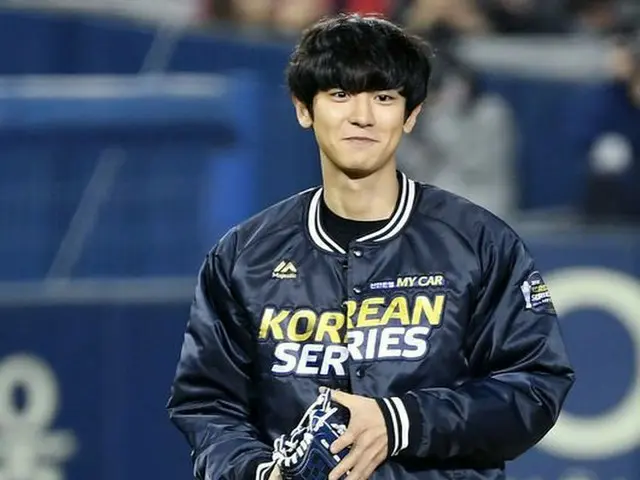 EXO CHANYEOL、斗山ベアーズ対SKワイバーンズ～韓国シリーズ第2戦の始球式を終えて