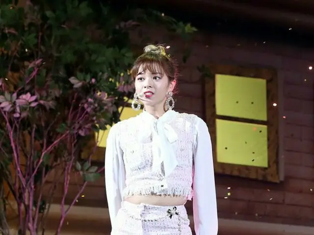 TWICE ジョンヨン、6thミニアルバム「YES or YES」カムバックショーケース中の様子