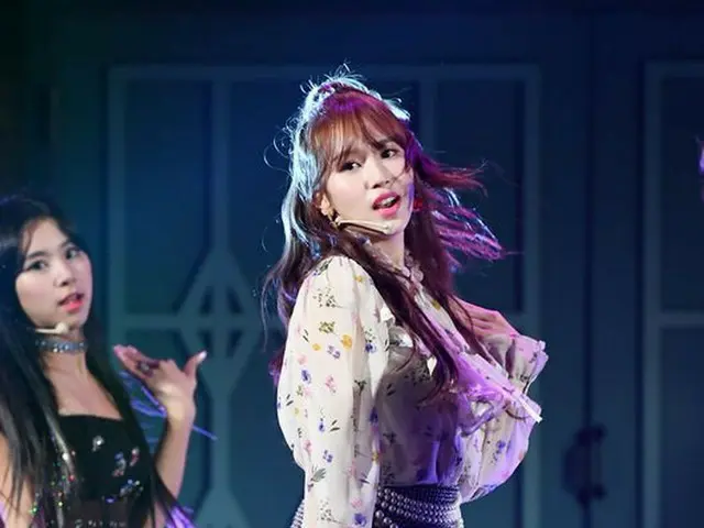 TWICE ミナ、6thミニアルバム「YES or YES」カムバックショーケース中の様子