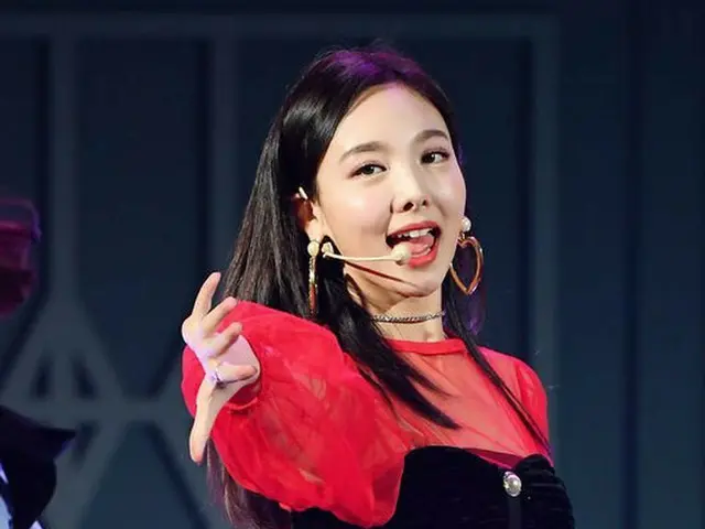 TWICE ナヨン、6thミニアルバム「YES or YES」カムバックショーケース中の様子