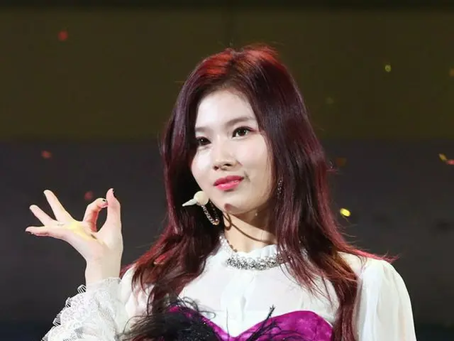 TWICE サナ、6thミニアルバム「YES or YES」カムバックショーケース中の様子