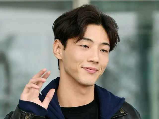 俳優ジス、海外日程のためシンガポールへ出国。