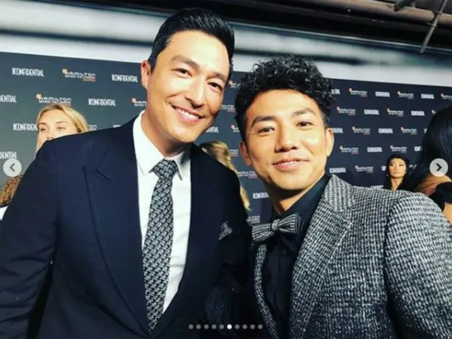 俳優ダニエル・ヘニー、ピースの綾部祐二とツーショット。