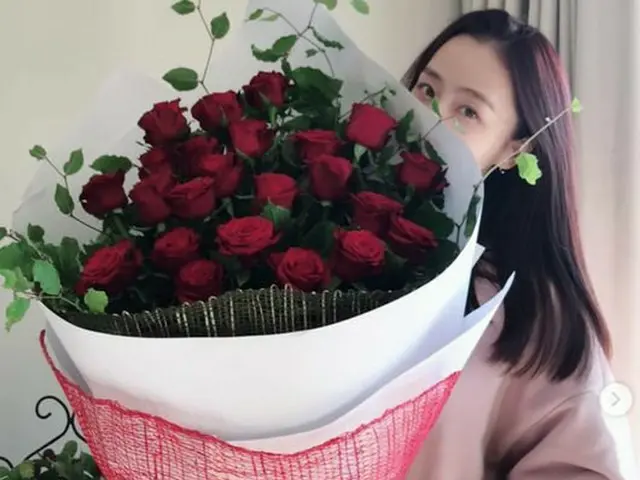 女優ホン・スヒョン、ラッパーで恋人Microdotからプレゼント？バラの花束を抱えて笑顔