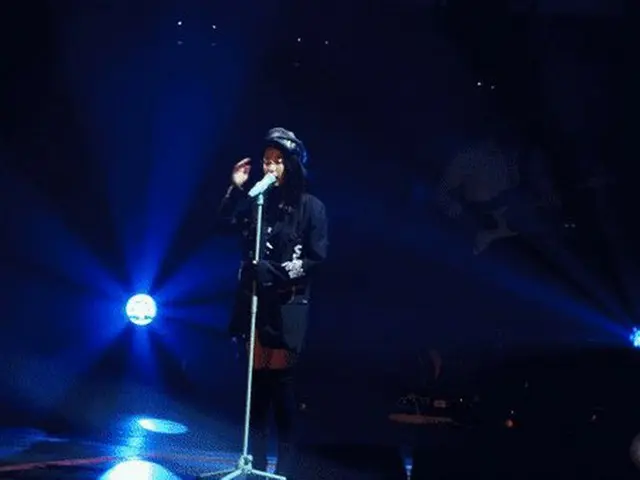 メガネを外しながら歌うIU(アイユー)