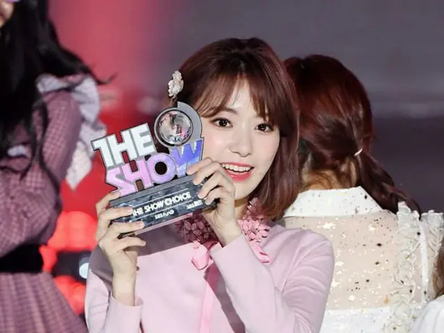 IZ*ONE 宮脇咲良、SBS MTV「THE SHOW」1位のトロフィーに大喜び