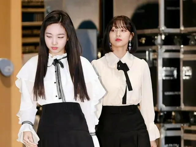 TWICE ナヨン＆ジヒョ、「エムカウントダウン」生放送前フォトウォールにて