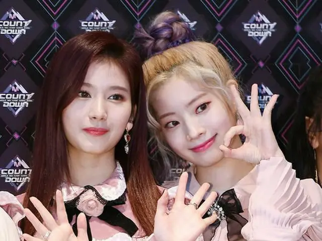 TWICE サナ＆ダヒョン、「エムカウントダウン」生放送前フォトウォールにて