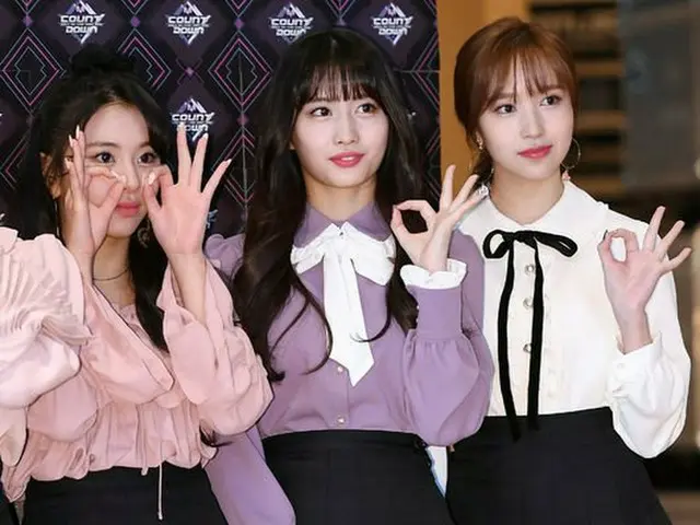 TWICE チェヨン＆モモ＆ミナ、「エムカウントダウン」生放送前フォトウォールにて