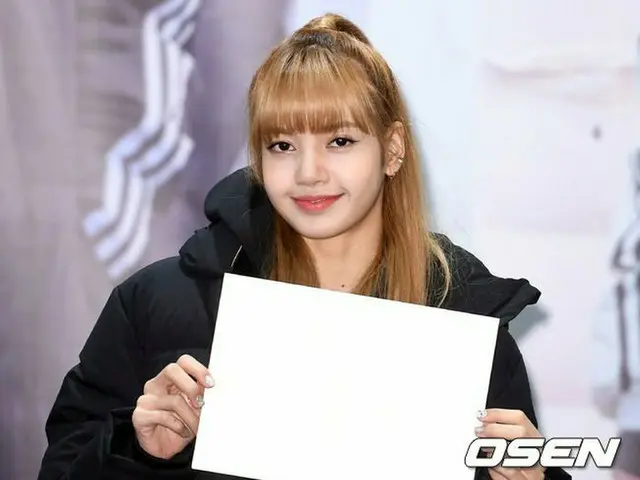 BLACKPINK LISA、adidasのファンサイン会に出席