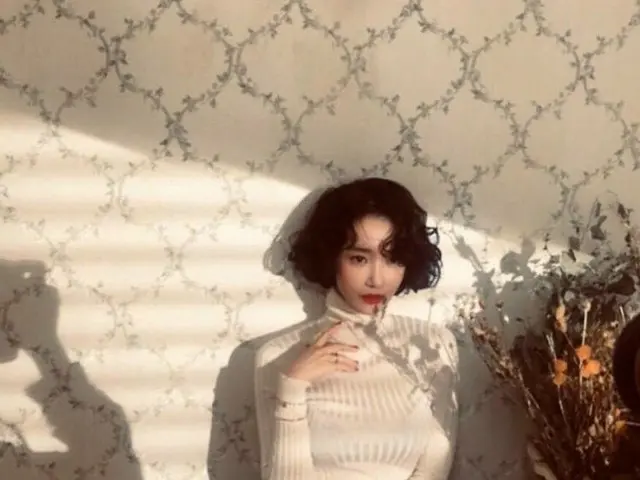 、、【g公式】女優コ・ジュンヒ、秋画報撮影の様子を公開。