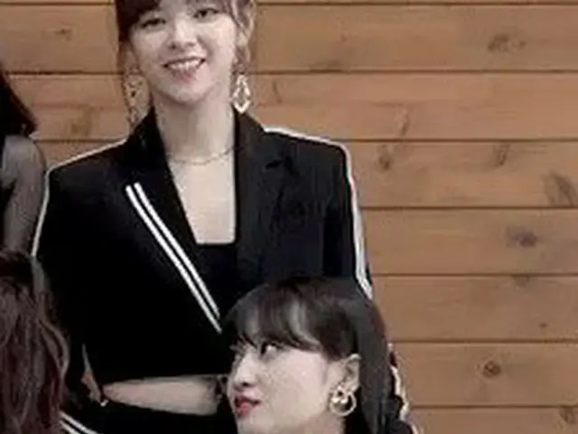 TWICE モモ、韓国式の「スキンシップ」に対する反応が話題