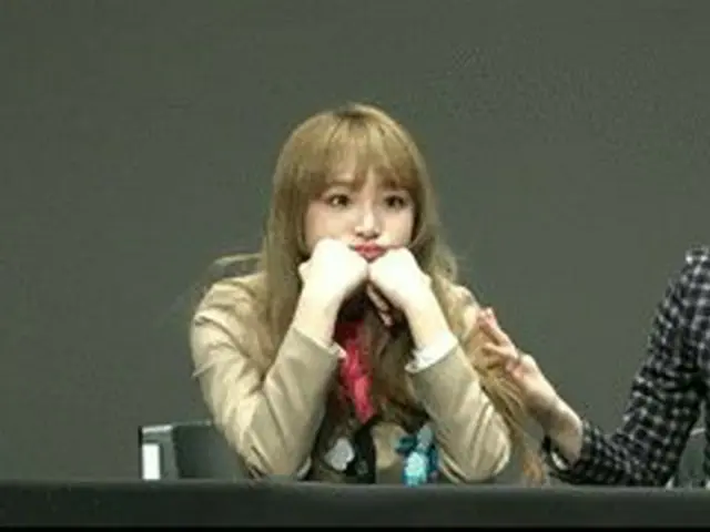 IZ*ONE 宮脇咲良、チェ・イェナに「噛むハート」を伝授中