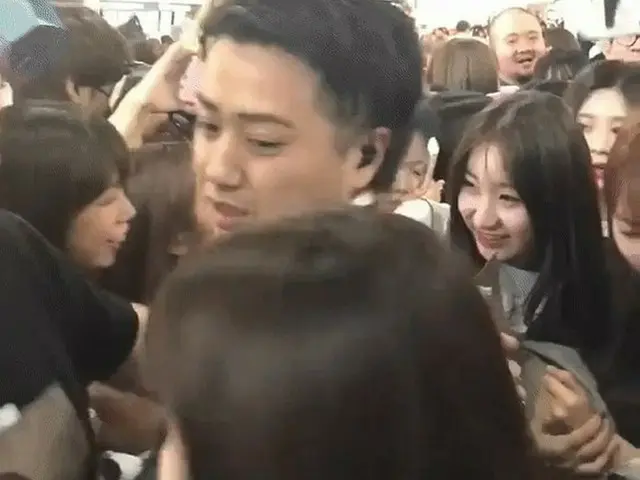 IZ*ONE、日本の空港でも凄まじい人気