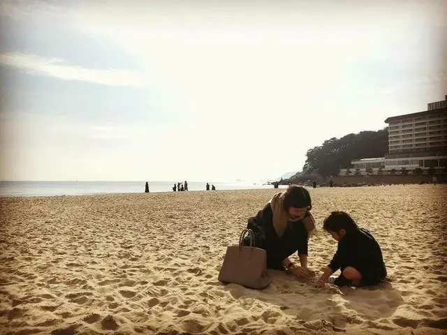 【G公式】「チソン夫人」女優イ・ボヨン、家族と一緒に釜山の海雲台(ヘウンデ)で砂遊び中。