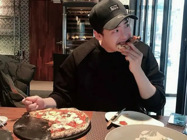 俳優イ・ジョンソク、休みの日に大量の料理を食べまくる