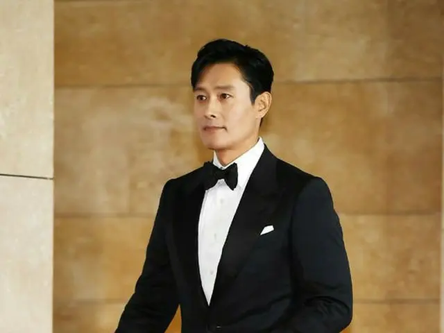 俳優イ・ビョンホン、「2018 Asia Artist Awards」レッドカーペットに登場。