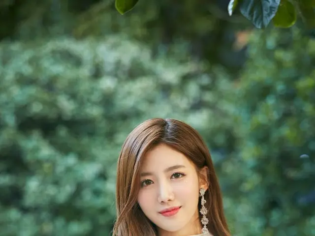 、、【d公式fnc】Cherry Bullet ユジュ(YUJU)、 「Behind the scenes」の写真を公開。