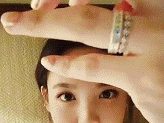 TWICE ナヨン、IU(アイユー)からのプレゼントに反転