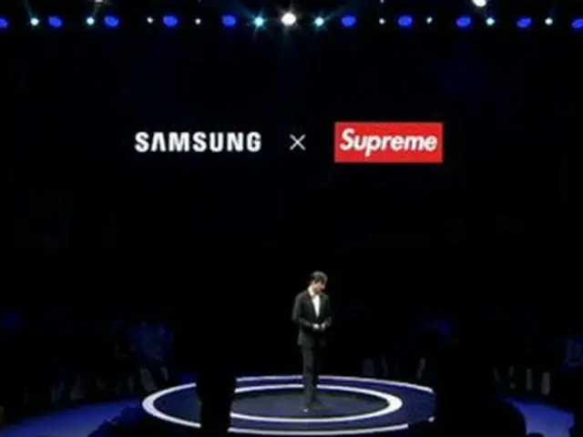 サムスン、新型スマートフォン「Galaxy A8s」を中国市場向けに正式発表したイベントで人気ファッションブランドSupremeとのコラボレーションを大々的に告