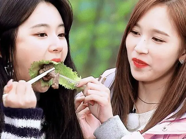 TWICE ミナ、メンバーのチェヨンに焼肉の「包み術」を伝授