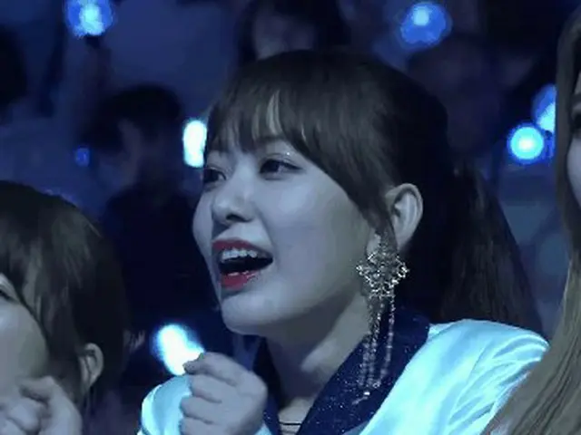 TWICE のパフォーマンスを見たIZ*ONE 宮脇咲良のリアクション
