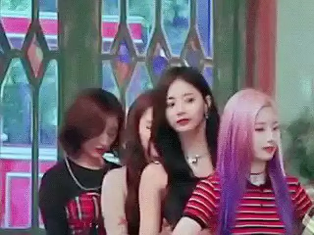 TWICE、「妹ツウィの腰を触りながら楽しいお姉さんたち」の動画が話題