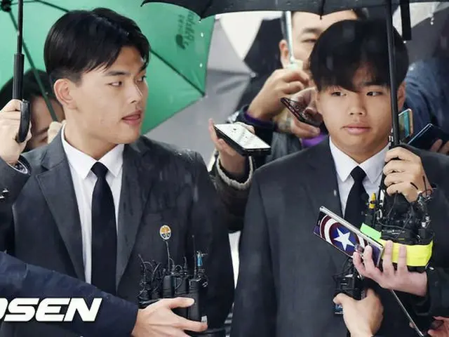 TheEastLight. メンバーへの暴行容疑のプロデューサーが特殊暴行および常習暴行などの疑いで、きょう(20日)ソウル中央地方検察庁に拘束送検された