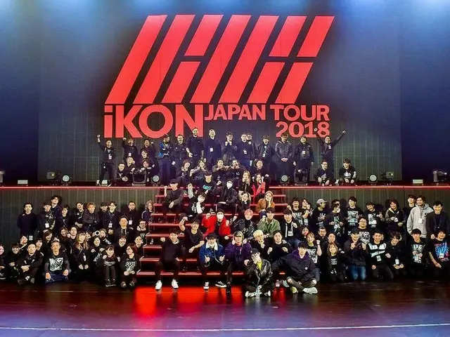 【G公式】iKON、大阪の「Kyocera Dome」ツアーのスタッフと記念撮影。