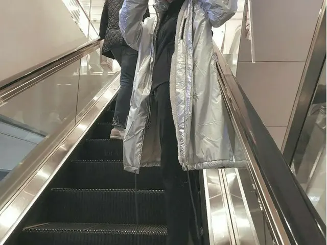 【g公式】女優カン・ソラ、密かに「銀箔ルック」を公開。