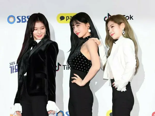 TWICE、今日はクールビューティーに！モモ＆ダヒョンのポーズを真似ようとするサナ