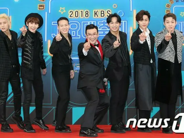 BTOB、「2018 KBS 歌謡大祝祭」レッドカーペット行事に出席し、MCのディンドンと共にディンドーン(ピンポーン)ポーズ